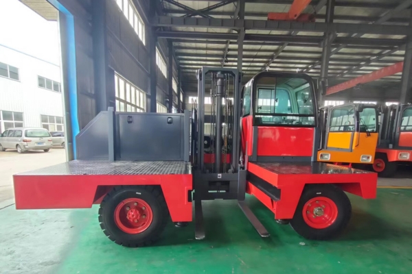 Chariot élévateur à chargement latéral diesel SOCMA HNS100 pour la manutention d'objets longs