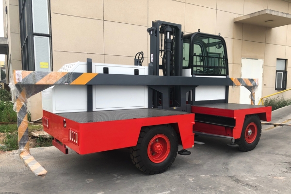 Chariot élévateur à chargement latéral électrique SOCMA HNS30EL pour la manutention d'objets longs