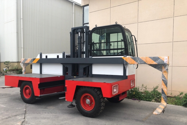 Chariot élévateur à chargement latéral électrique SOCMA HNS30EL pour la manutention d'objets longs