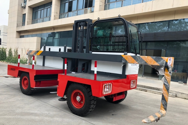 Chariot élévateur à chargement latéral électrique SOCMA HNS30EL pour la manutention d'objets longs